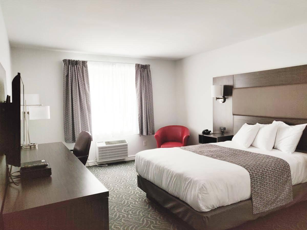 Travelodge By Wyndham Rigaud Экстерьер фото