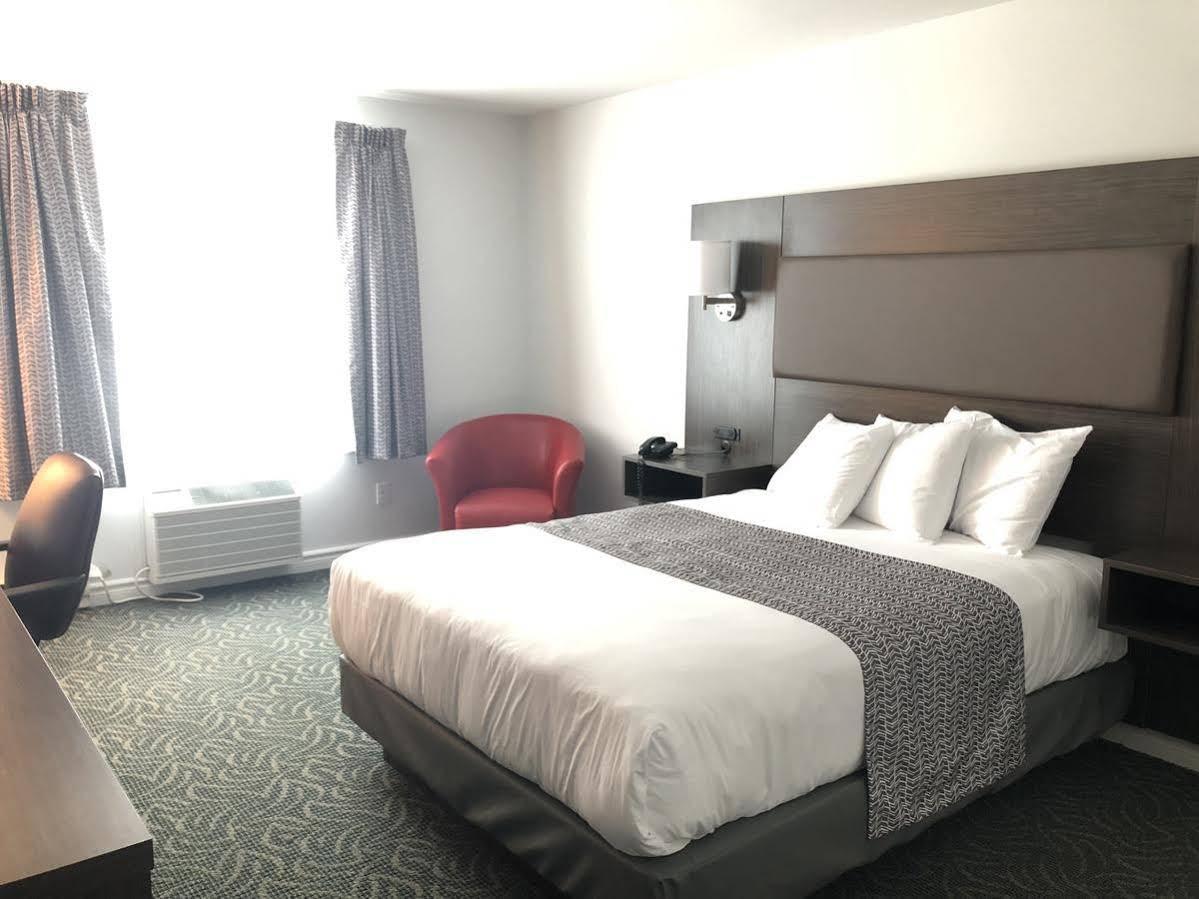 Travelodge By Wyndham Rigaud Экстерьер фото