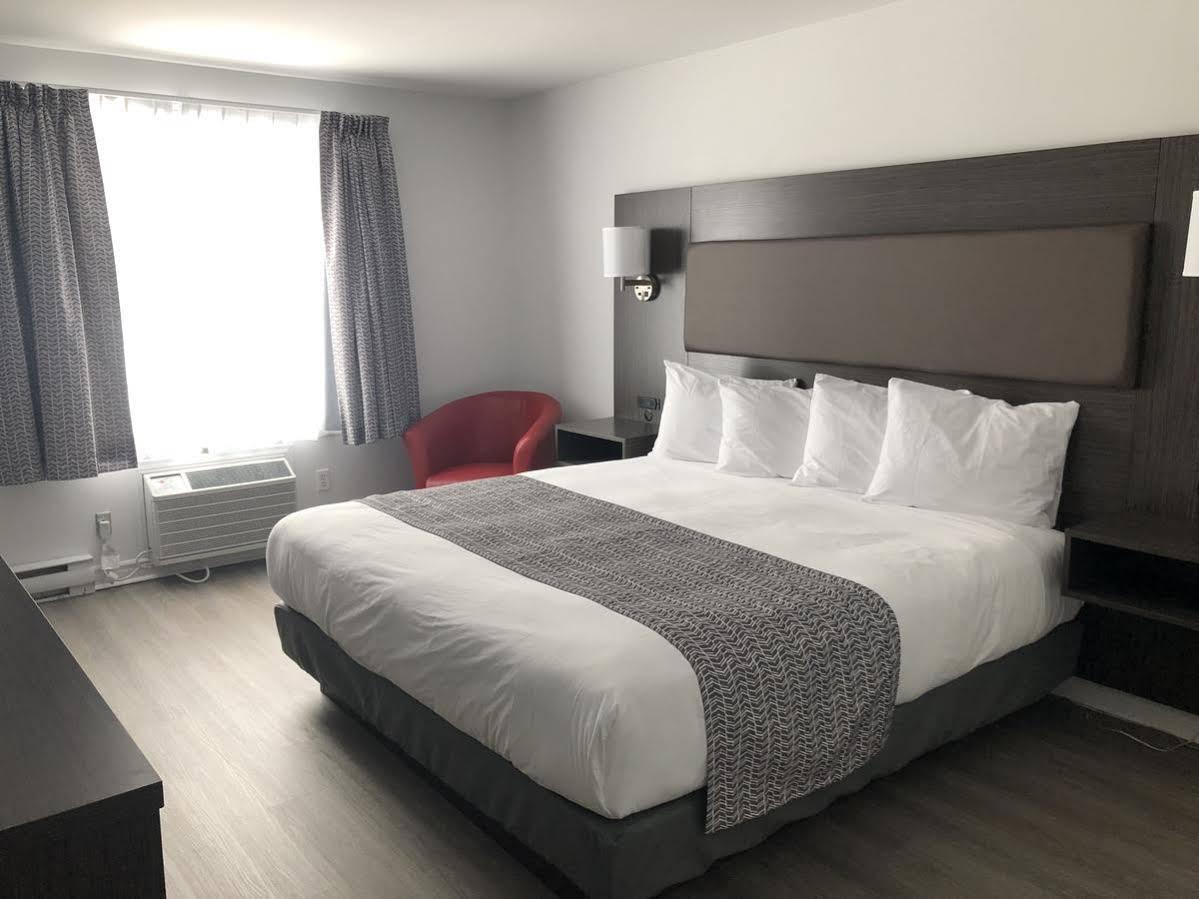 Travelodge By Wyndham Rigaud Экстерьер фото