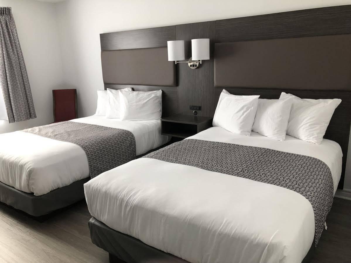 Travelodge By Wyndham Rigaud Экстерьер фото