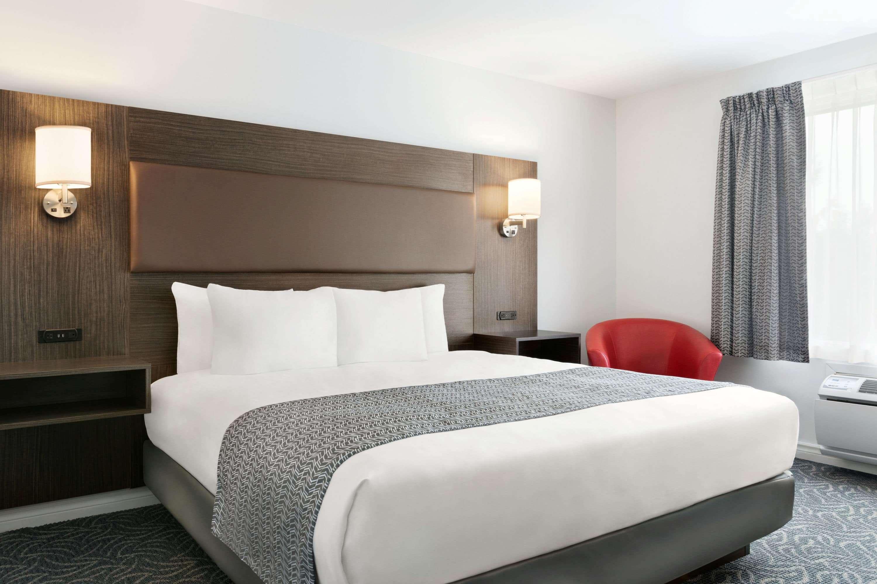 Travelodge By Wyndham Rigaud Экстерьер фото