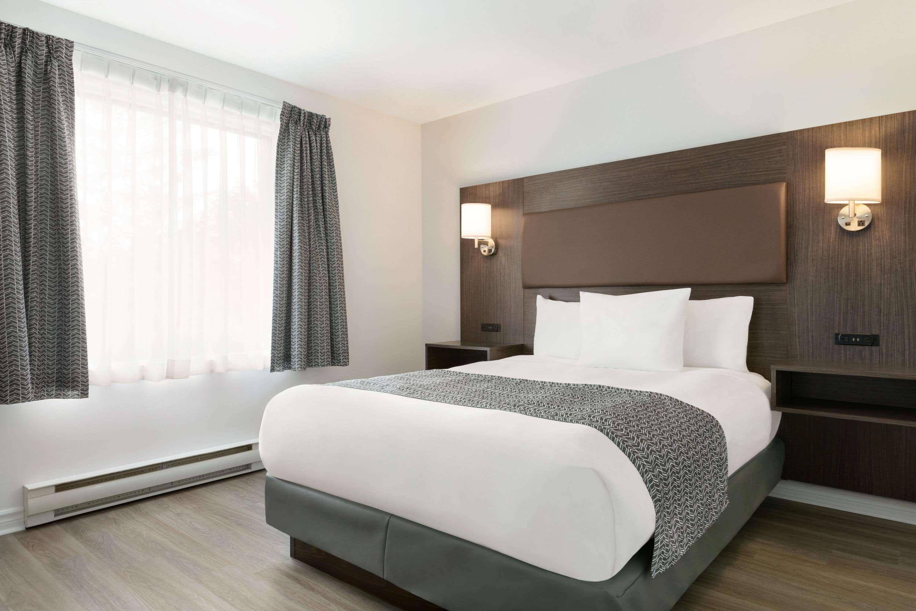 Travelodge By Wyndham Rigaud Экстерьер фото