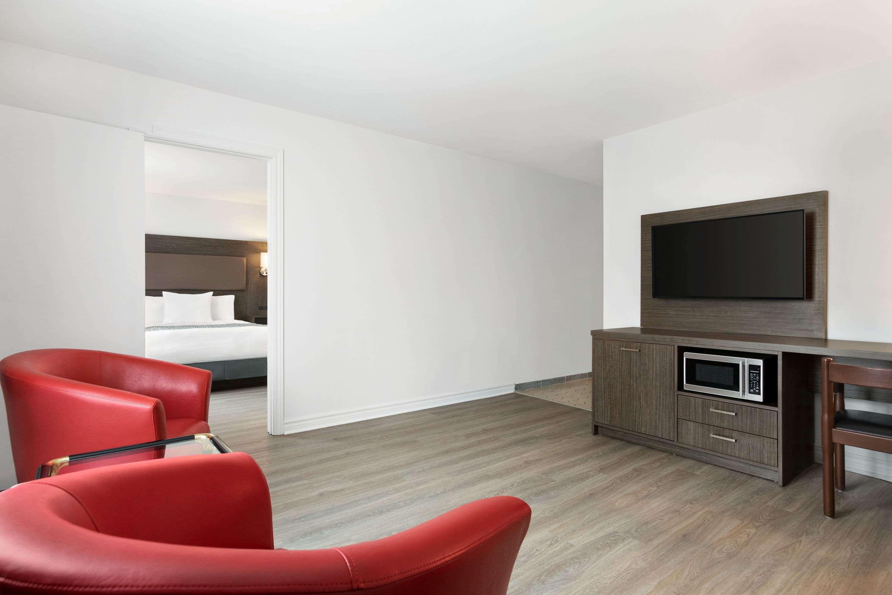 Travelodge By Wyndham Rigaud Экстерьер фото