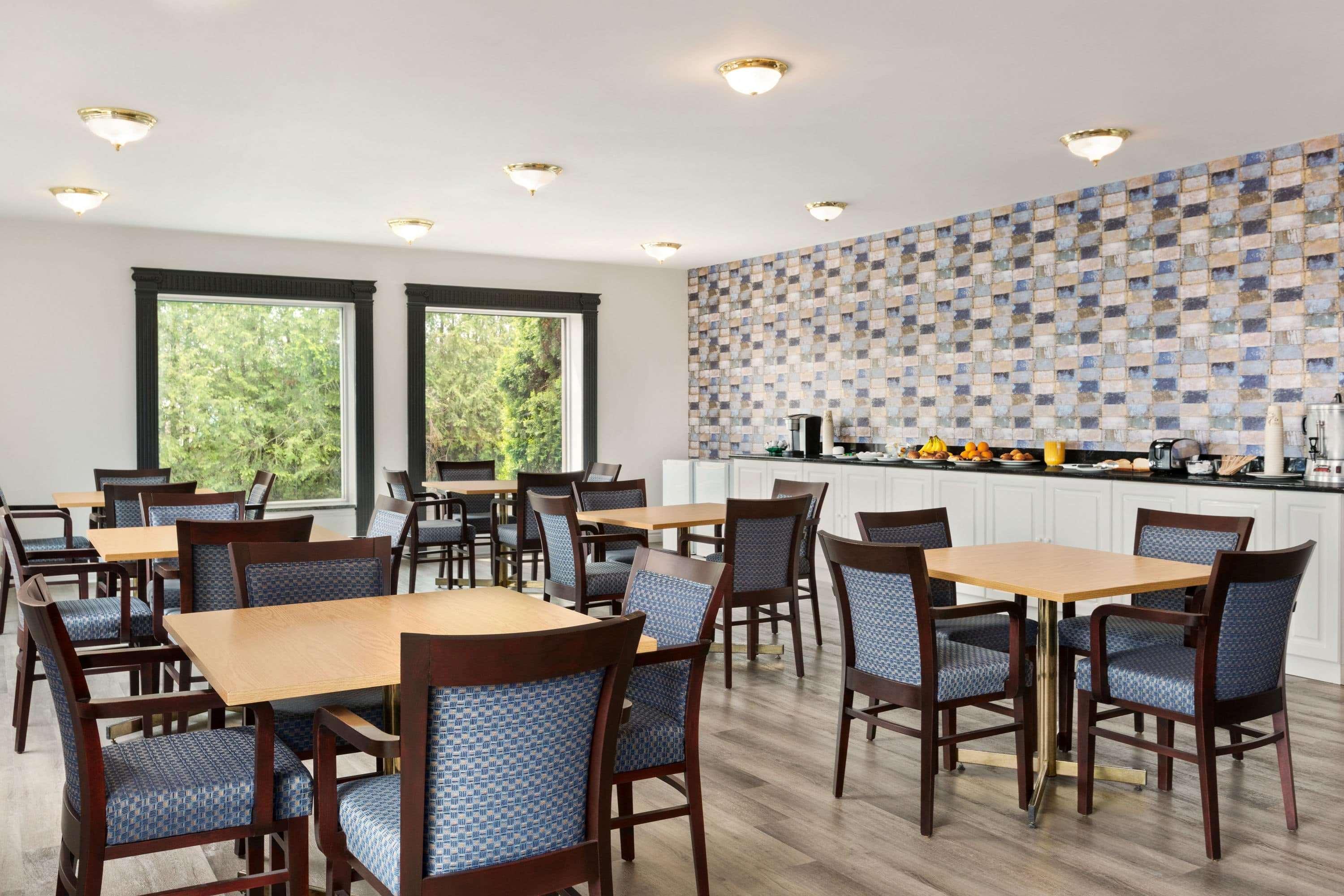 Travelodge By Wyndham Rigaud Экстерьер фото