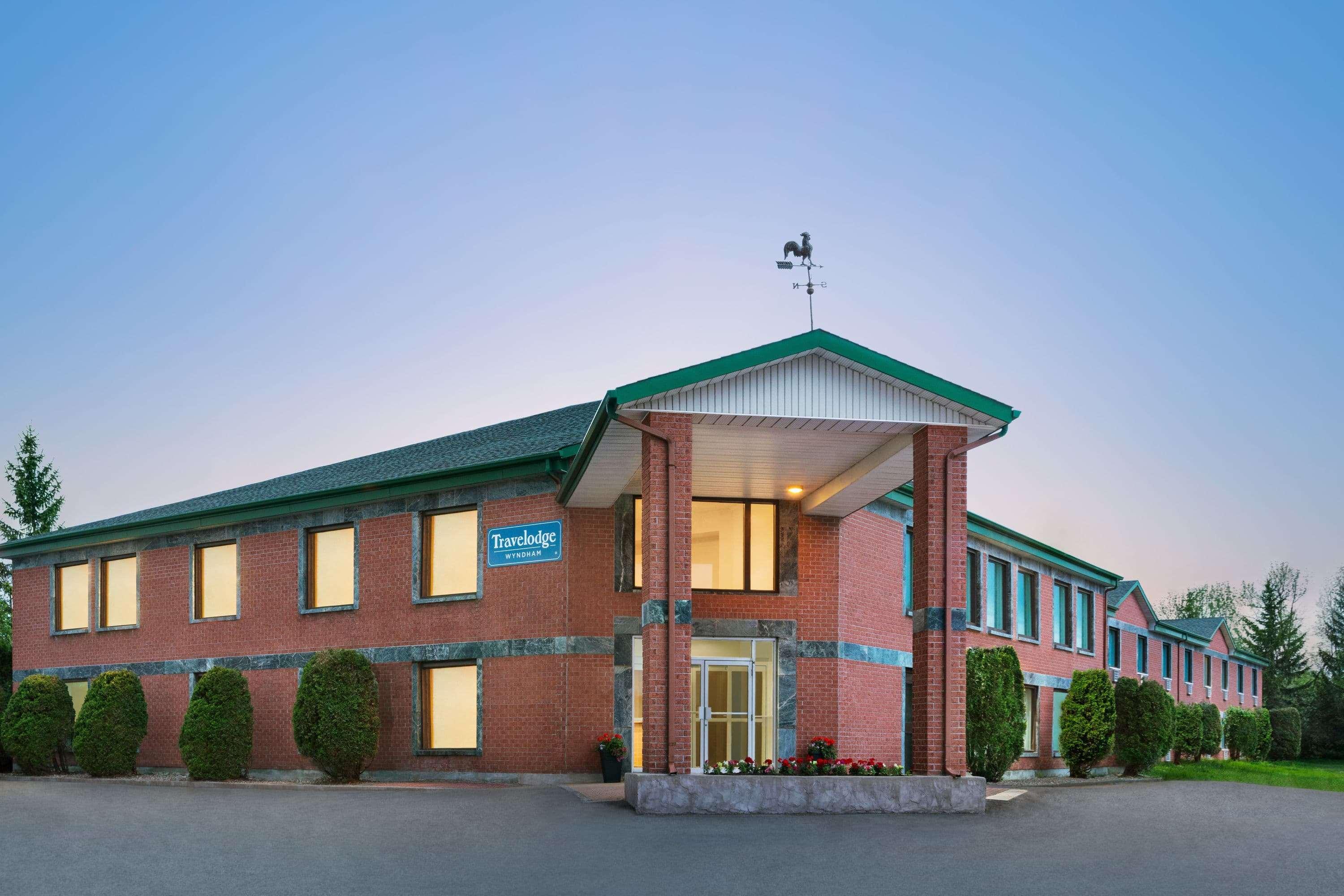 Travelodge By Wyndham Rigaud Экстерьер фото
