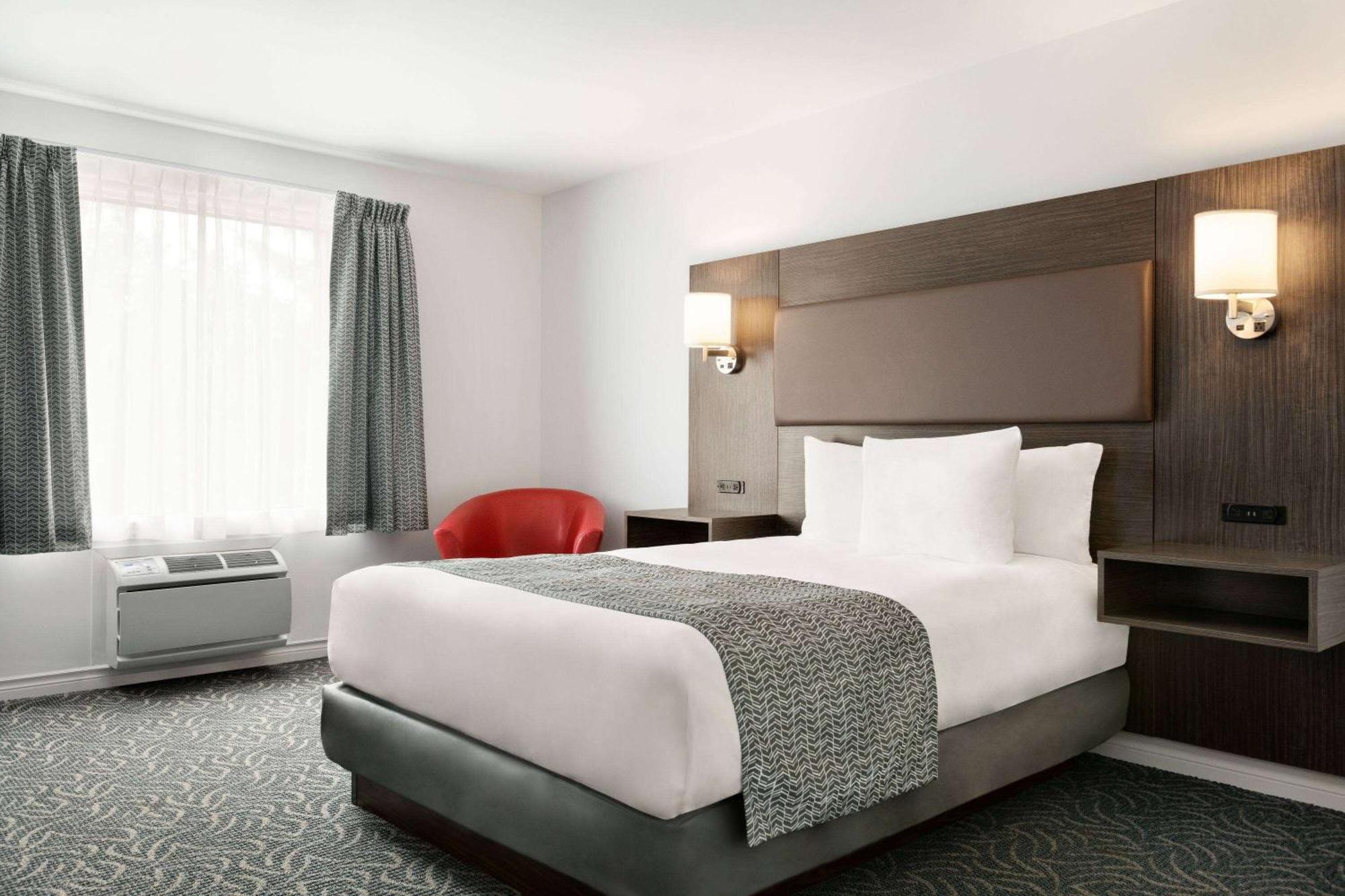 Travelodge By Wyndham Rigaud Экстерьер фото