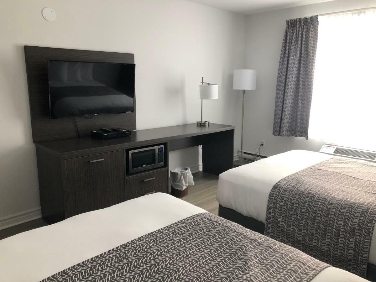 Travelodge By Wyndham Rigaud Экстерьер фото