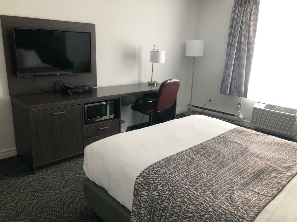Travelodge By Wyndham Rigaud Экстерьер фото